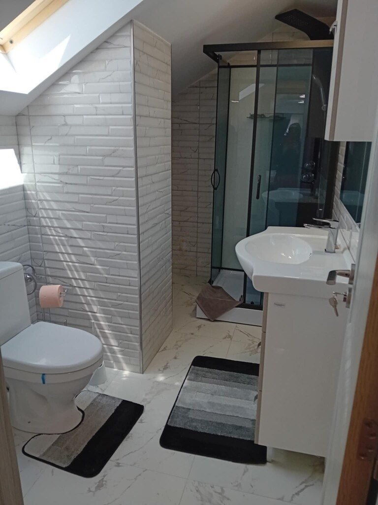 Apartament – baie proprie
